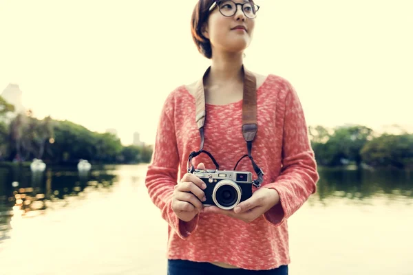 Fille avec caméra voyageant — Photo