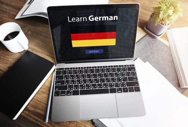 Laptop mit Informationen auf dem Bildschirm — Stockfoto