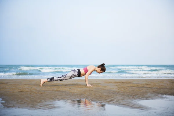 Mujer haciendo Estiramiento Yoga Ejercicio — Foto de Stock