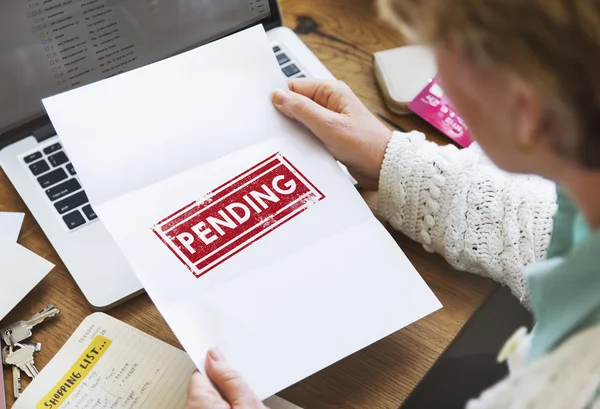 Mujer de negocios sosteniendo papel — Foto de Stock