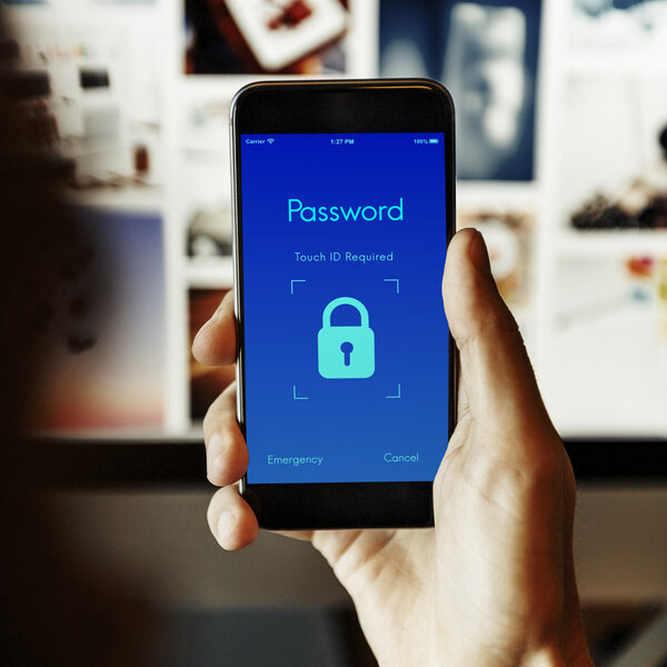 Человек с помощью мобильного телефона 