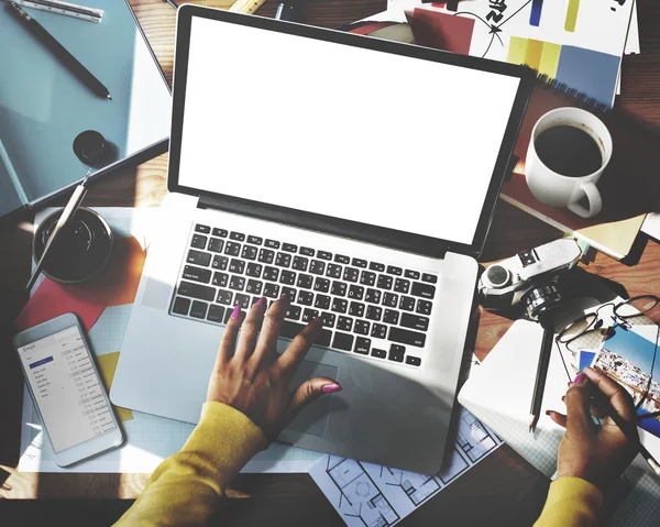 Vrouw werkt met laptop — Stockfoto