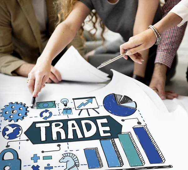 Diseñadores trabajando con póster — Foto de Stock