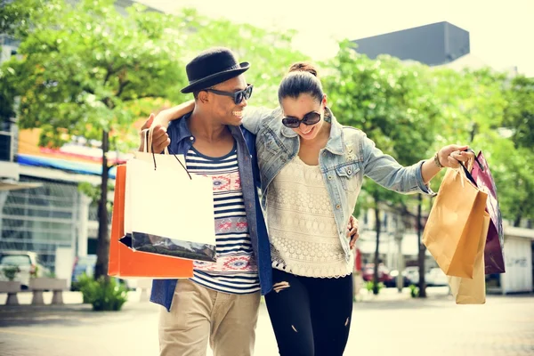 Casal de clientes durando compras — Fotografia de Stock