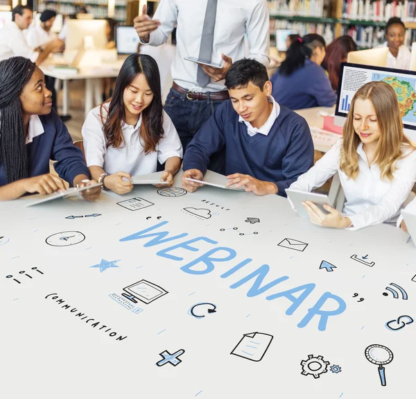 Diversiteit groep studenten studeren — Stockfoto