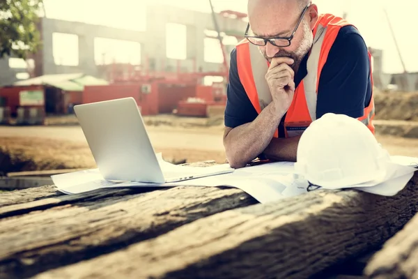 Bouwvakker met architectuur Plan — Stockfoto