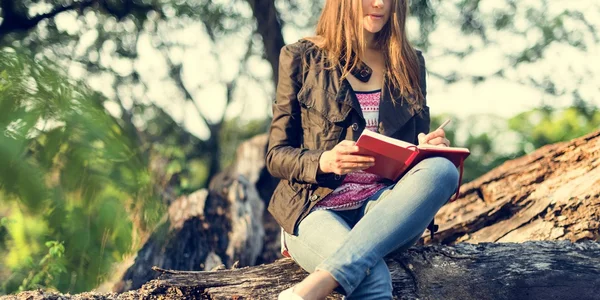 Frau schreibt Notizen in der Natur — Stockfoto