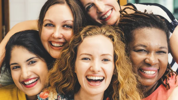 Χαμογελώντας ποικιλομορφία γυναίκες — Φωτογραφία Αρχείου