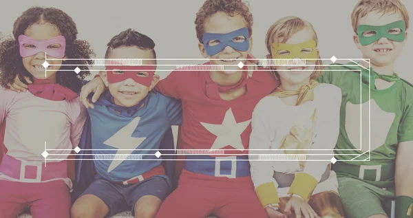 Дети супергероев веселятся вместе. — стоковое фото
