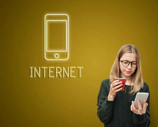 Menina com smartphone e copo vermelho — Fotografia de Stock