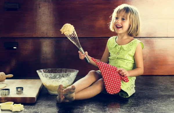 Meisje maken van deeg voor zelfgemaakte cookies — Stockfoto