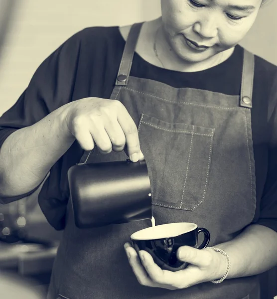 Barista dělat kávu v kavárně — Stock fotografie