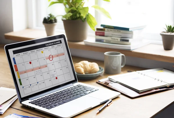 Geopende laptop op tafel van de werkplek — Stockfoto