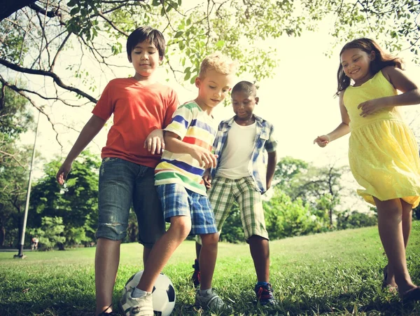 Los niños juegan fútbol — Foto de Stock