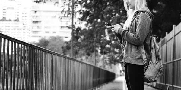 Mujer joven de pie al aire libre — Foto de Stock