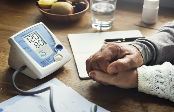 Senior paar controle bloeddruk — Stockfoto