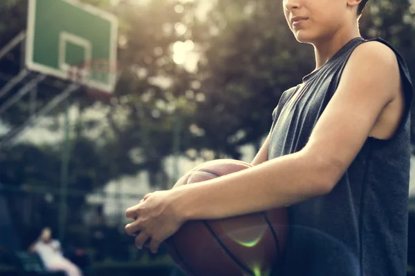 Menino segurando bola de basquete — Fotografia de Stock