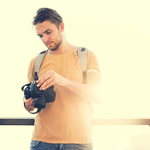 Mann mit Kamera auf Straße — Stockfoto