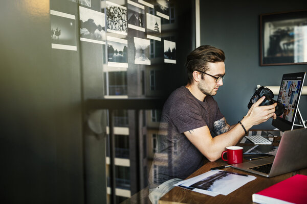 фотограф ищет фотографии на камеру
