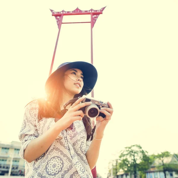 Jovem menina asiática com câmera — Fotografia de Stock