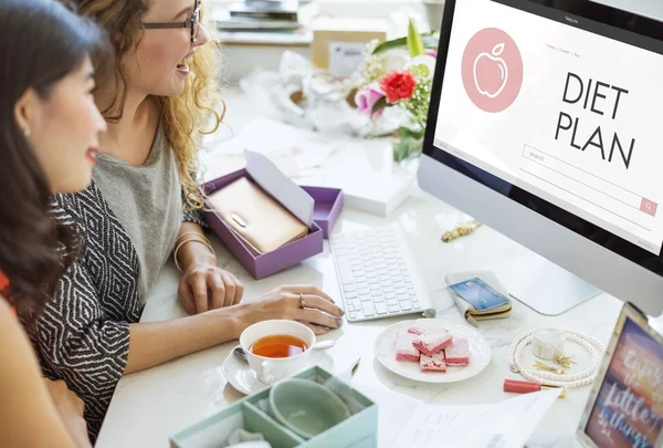 Vrouwen werken met computer — Stockfoto