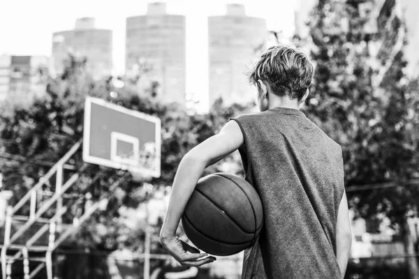 Anak yang memegang bola basket — Stok Foto