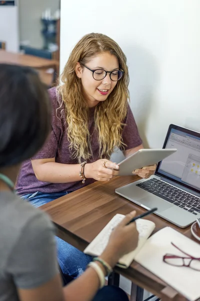 Mensen die op een laptop werken — Stockfoto