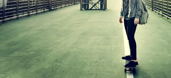 Vrouw rijden op skateboard in stad — Stockfoto