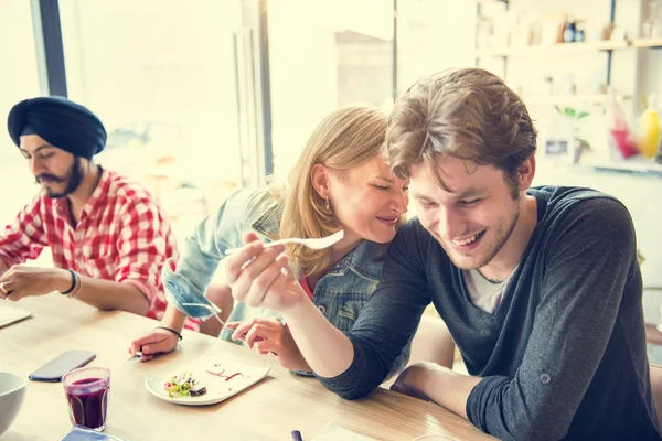 Eleverna äter lunch på café — Stockfoto