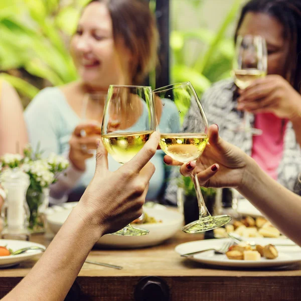 Frauen hängen und essen zusammen — Stockfoto