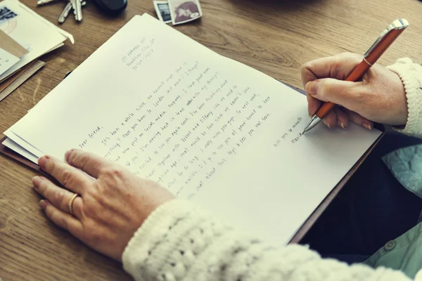 Persona escribiendo carta — Foto de Stock