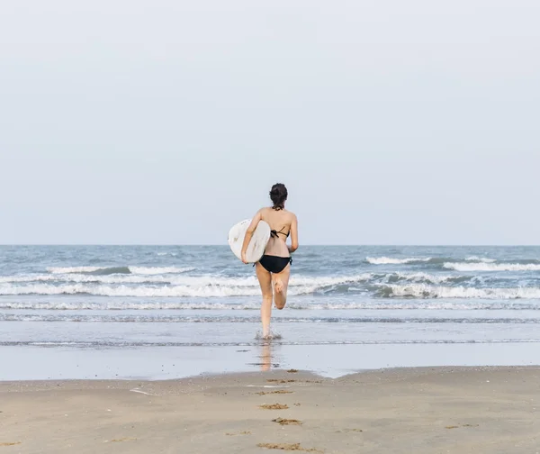 美しい陽気な女性 — ストック写真