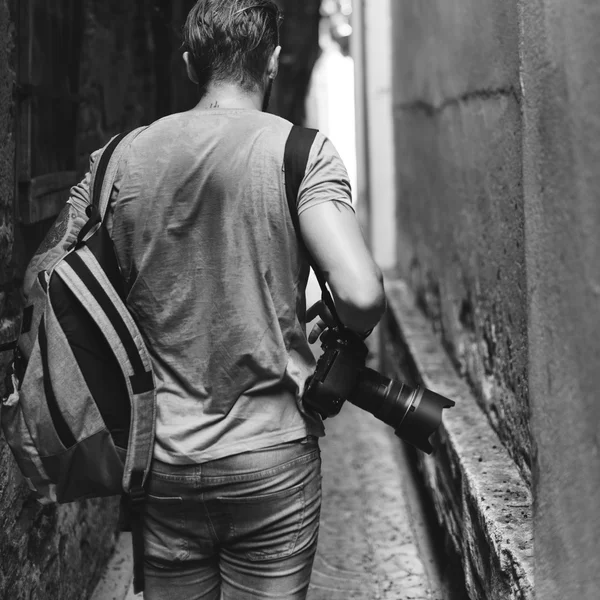 Hombre con cámara en la calle — Foto de Stock