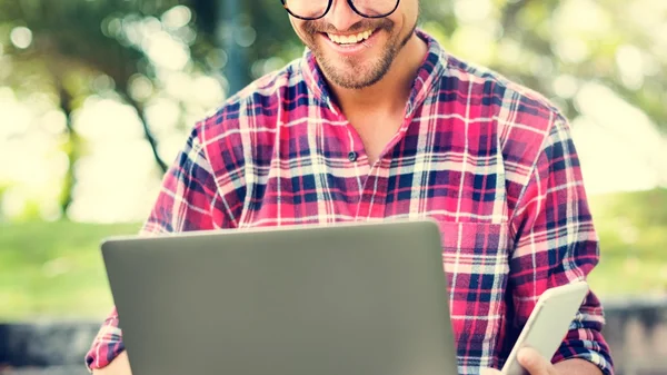 Junger Mann mit Laptop — Stockfoto