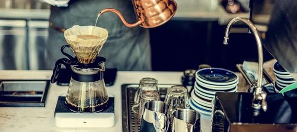 Barista fazendo café Chemex — Fotografia de Stock