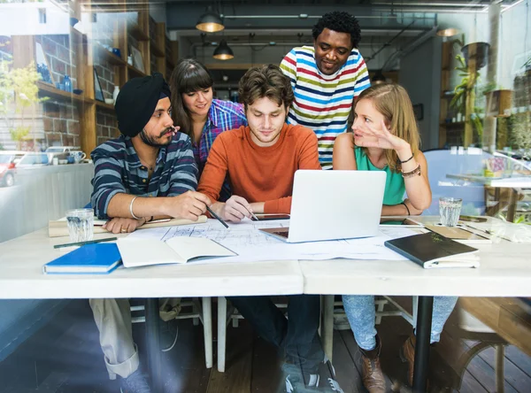 Architect studenten werken in café — Stockfoto