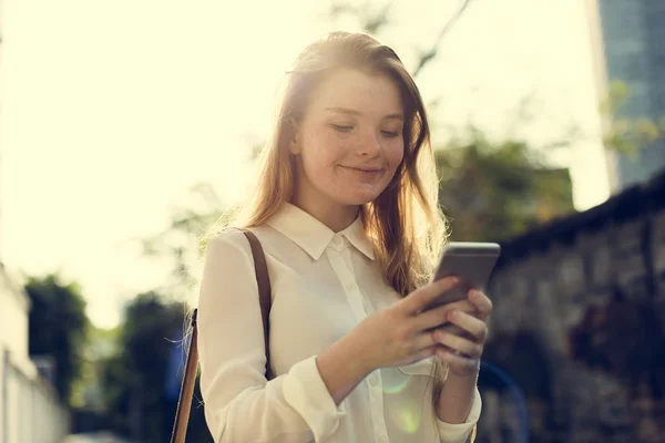 Fille à l'aide smartphone — Photo