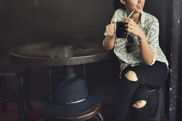 Asiatico donna in caffè holding cup — Foto Stock