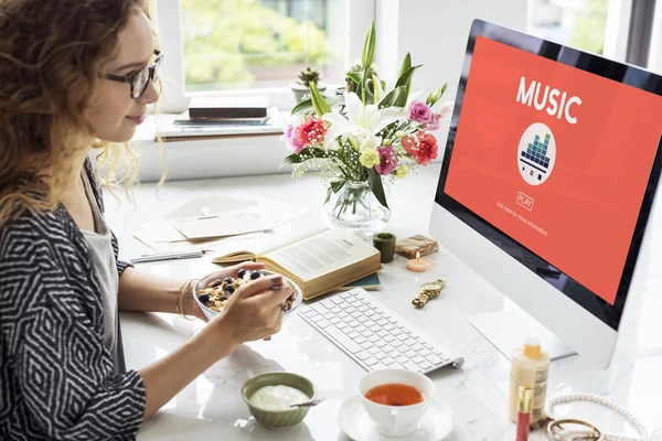 Mulher trabalhando com computador — Fotografia de Stock