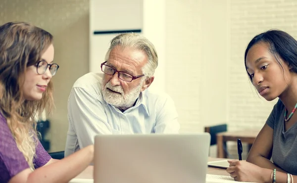 Persone che lavorano su laptop — Foto Stock