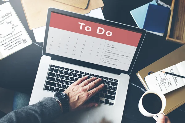 İşyeri masada dizüstü bilgisayar kullanan adam