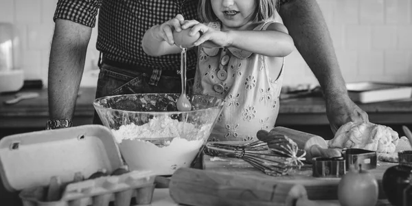 Девочка готовит с отцом — стоковое фото
