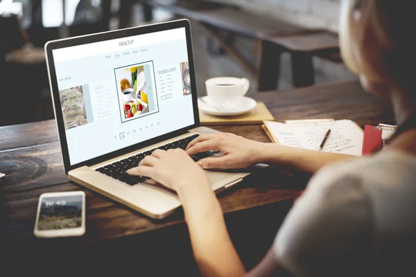 Mulher no café trabalhando com laptop — Fotografia de Stock