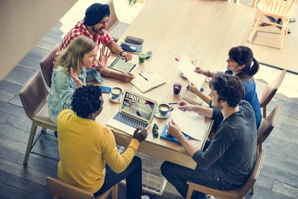 Studenters lärande tillsammans — Stockfoto