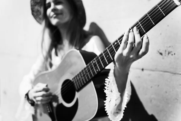 Fille blonde jouant de la guitare acoustique — Photo