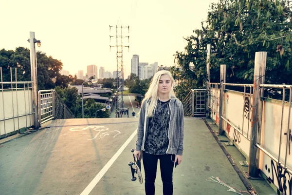 Elegante ragazza adolescente con Skateboard — Foto Stock