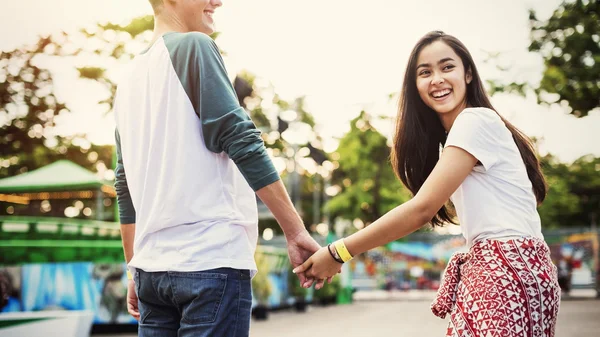 Schönes Paar beim Dating im Freizeitpark — Stockfoto