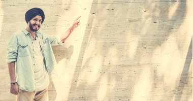 Duvara karşı ayakta adam