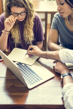 Dizüstü bilgisayarda çalışanlar