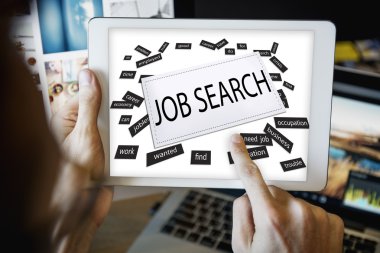 Dijital tablet kullanan adam  